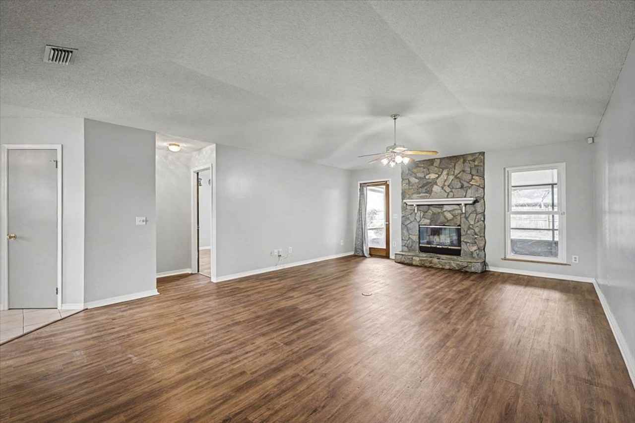 8472 Bandera Cir W - Photo 7 of 29