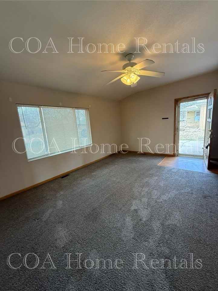 846 N Valleyview St - Photo 3 of 17