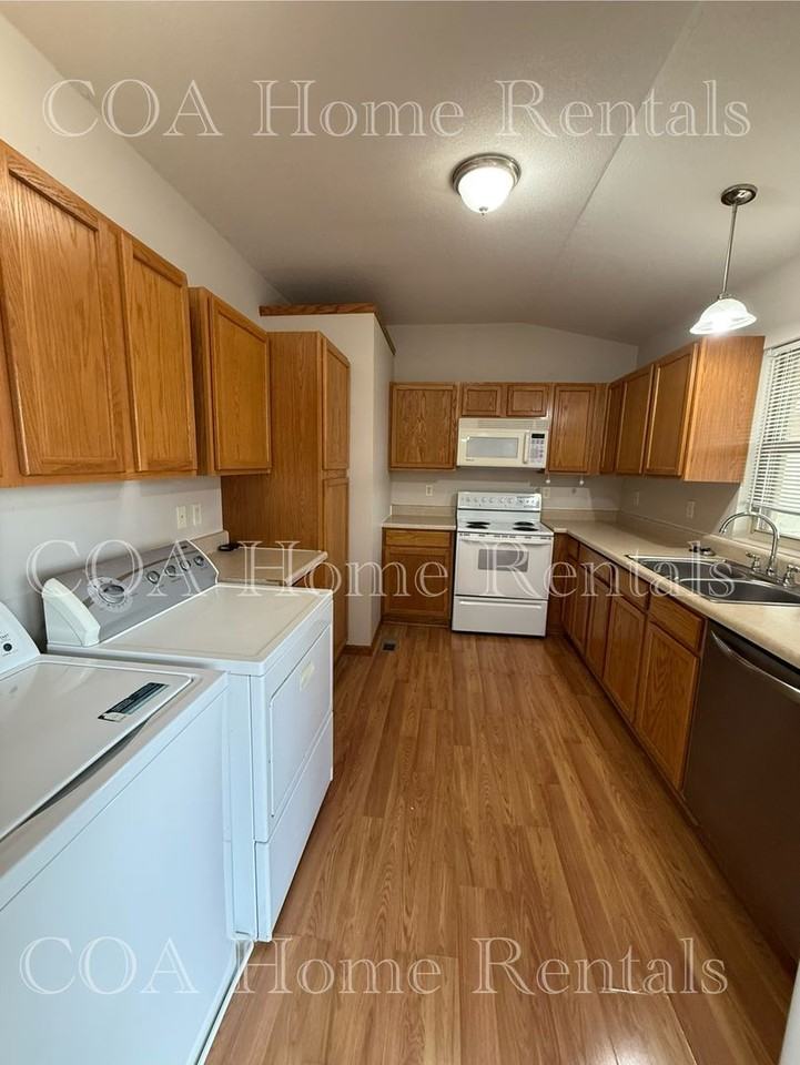 846 N Valleyview St - Photo 4 of 17