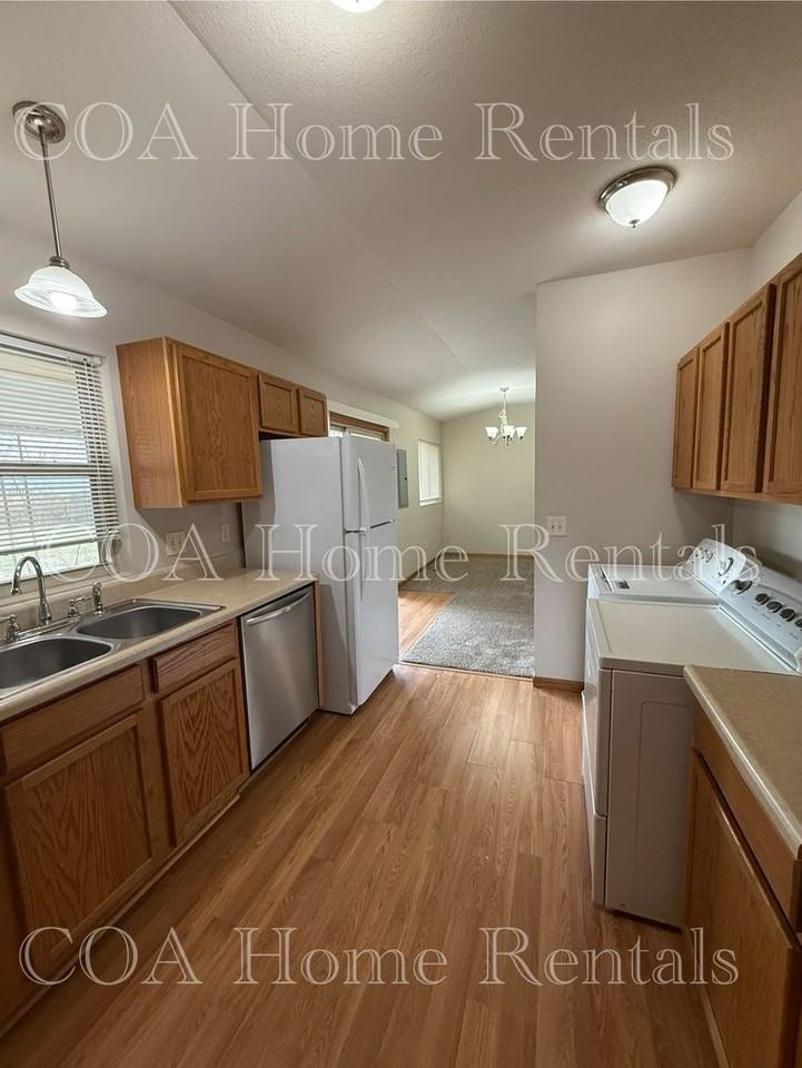 846 N Valleyview St - Photo 5 of 17