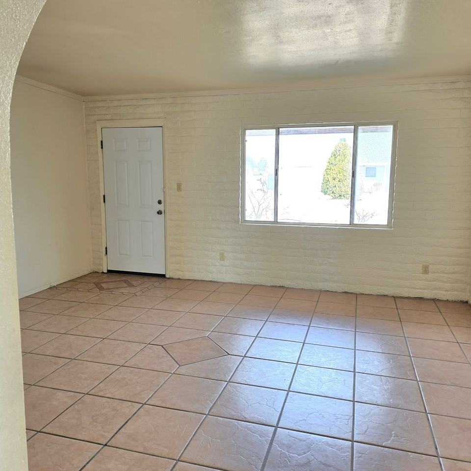 810 W Soto St - Photo 2 of 15