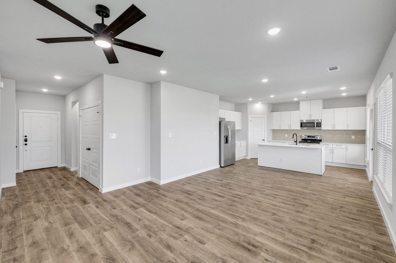 7001 Gullford Ct - Photo 3 of 35