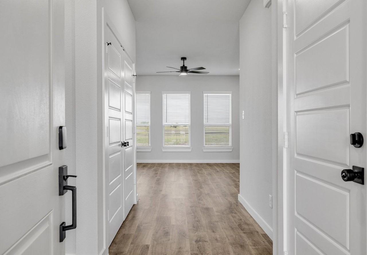 7001 Gullford Ct - Photo 4 of 35