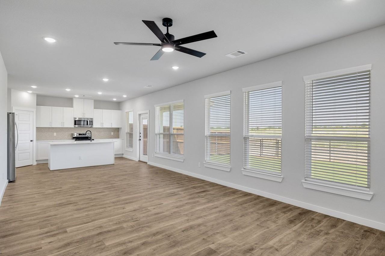 7001 Gullford Ct - Photo 5 of 35