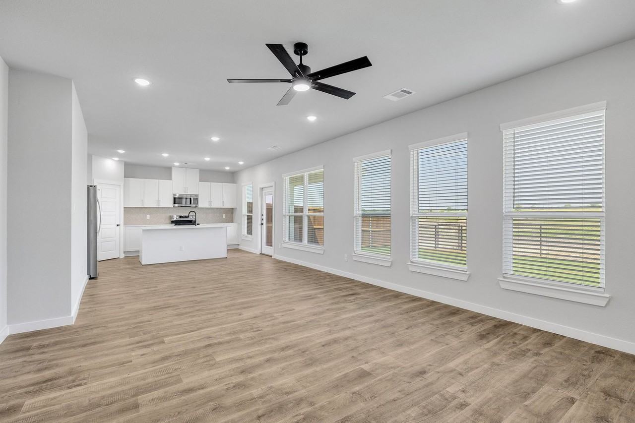 7001 Gullford Ct - Photo 6 of 35