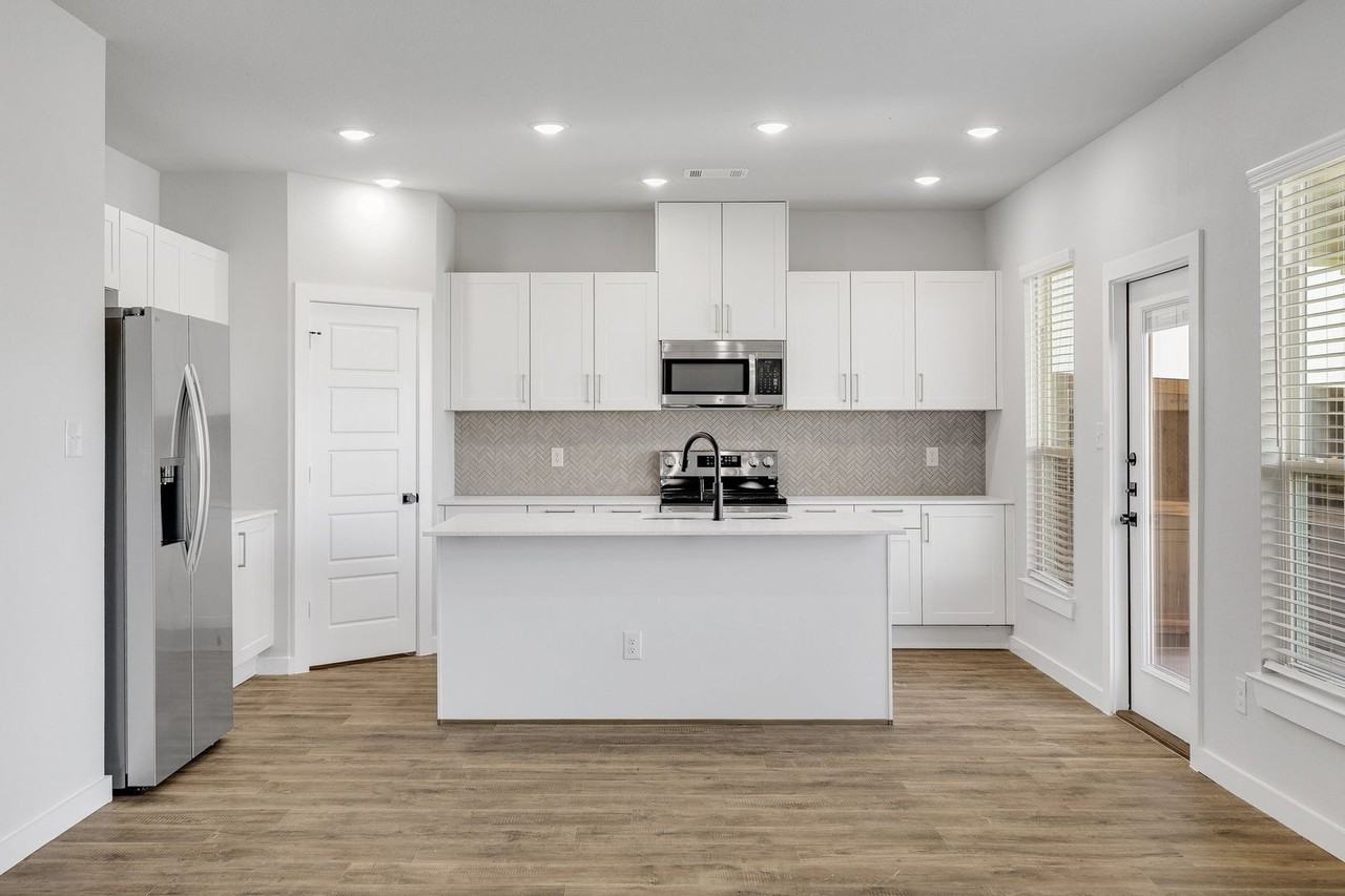 7001 Gullford Ct - Photo 7 of 35