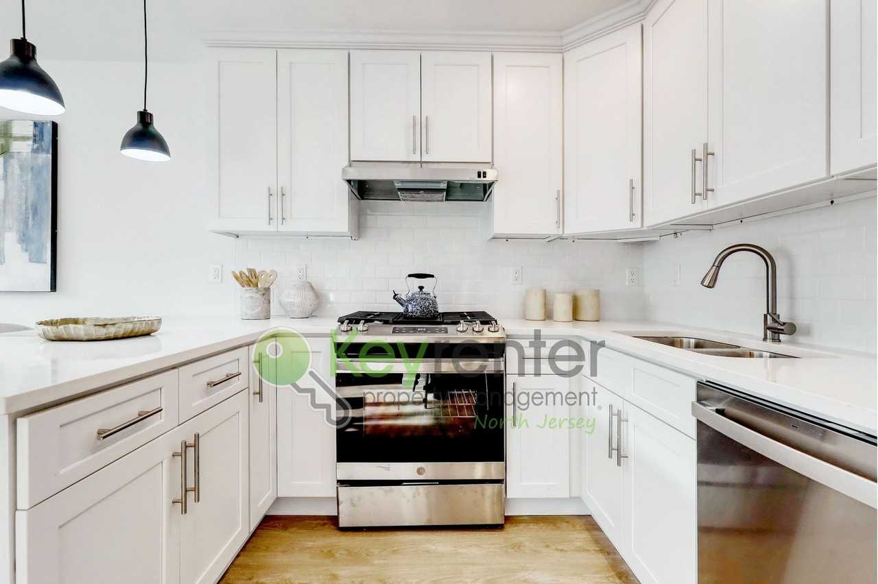 176 Pennington Ave - Photo 4 of 27