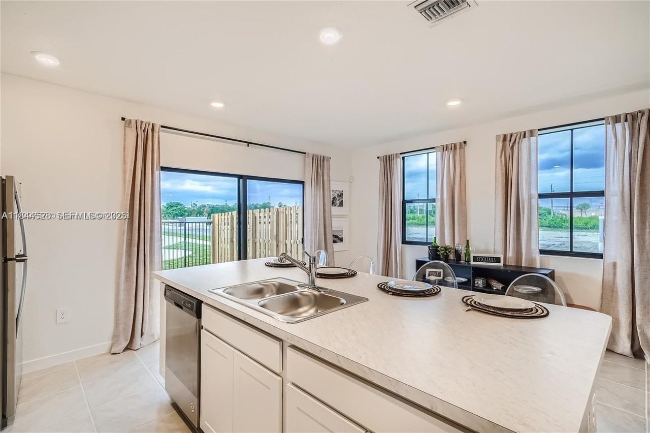 409 Northwest 12th Avenue ##409 - Photo 3 of 27