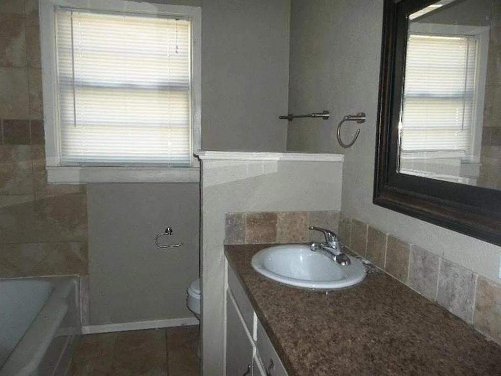 3019 57th St - Photo 5 of 6