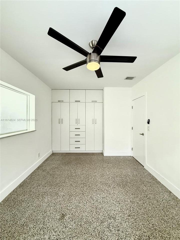 1005 Northeast 16th Place - Photo 3 of 14