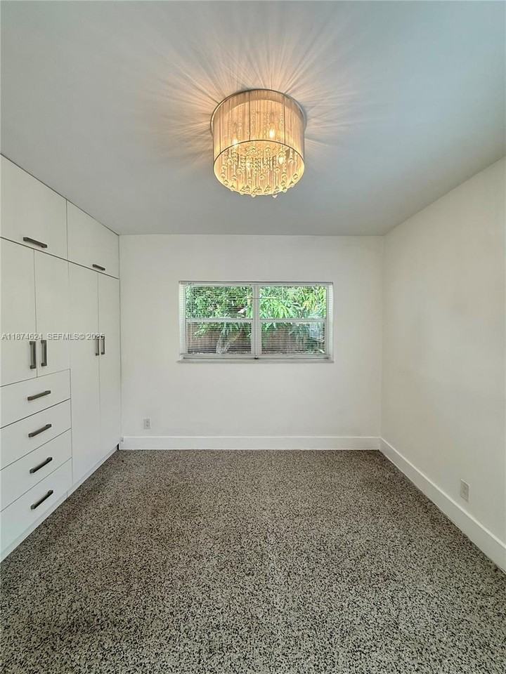 1005 Northeast 16th Place - Photo 4 of 14