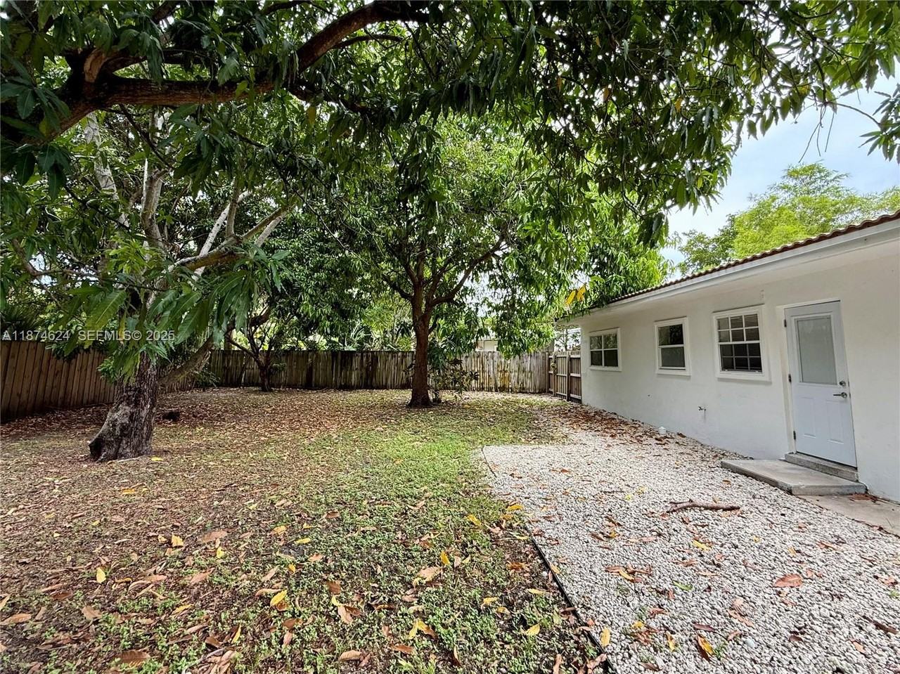 1005 Northeast 16th Place - Photo 5 of 14