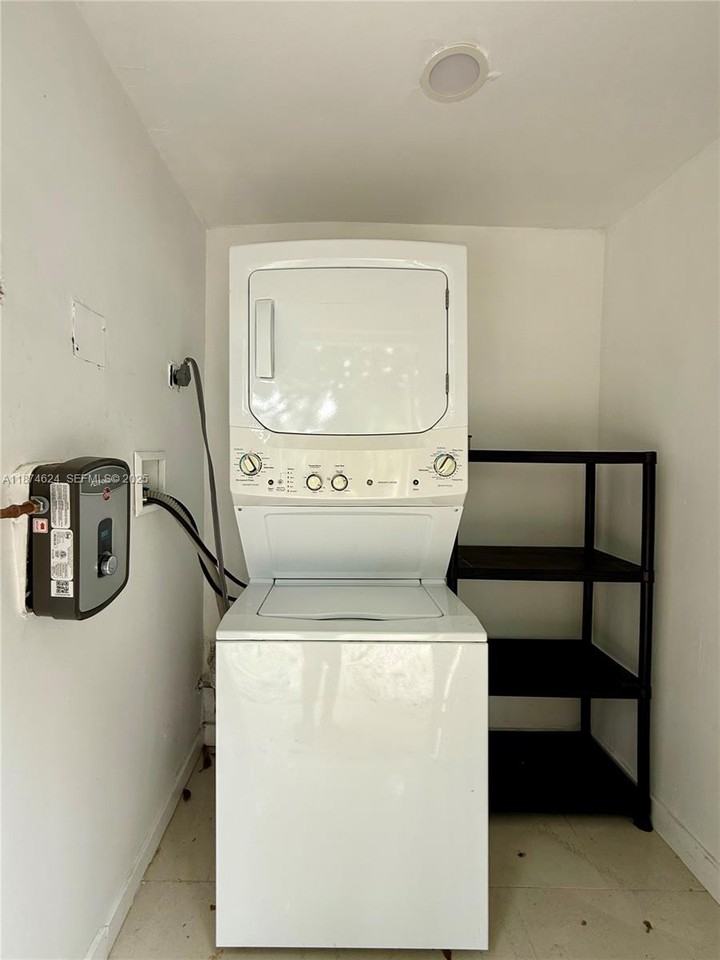 1005 Northeast 16th Place - Photo 6 of 14