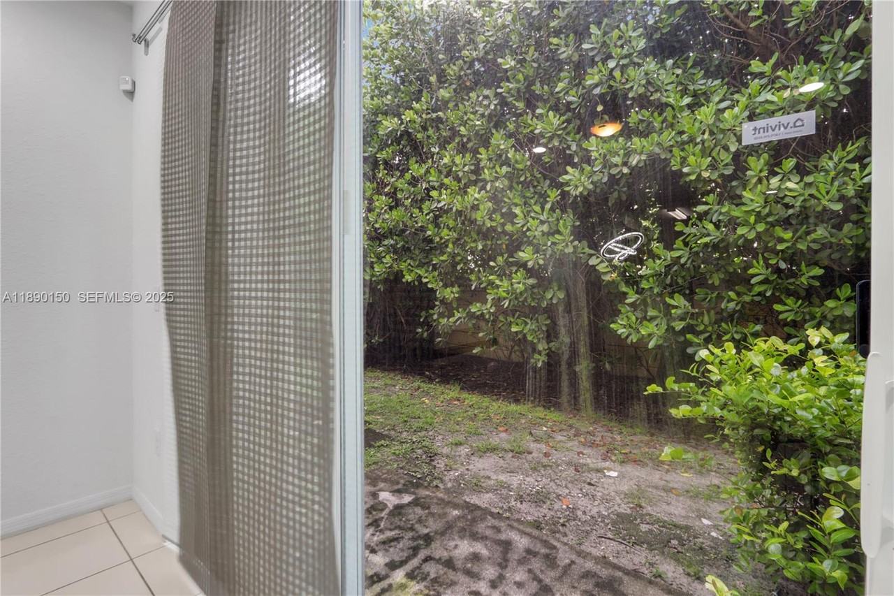 8915 Southwest 18th Street - Photo 7 of 16