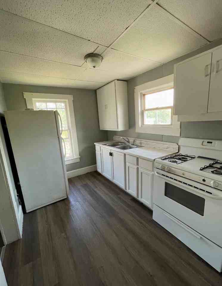 262 1/2 Corwin Ave #262-1-2 - Photo 4 of 4