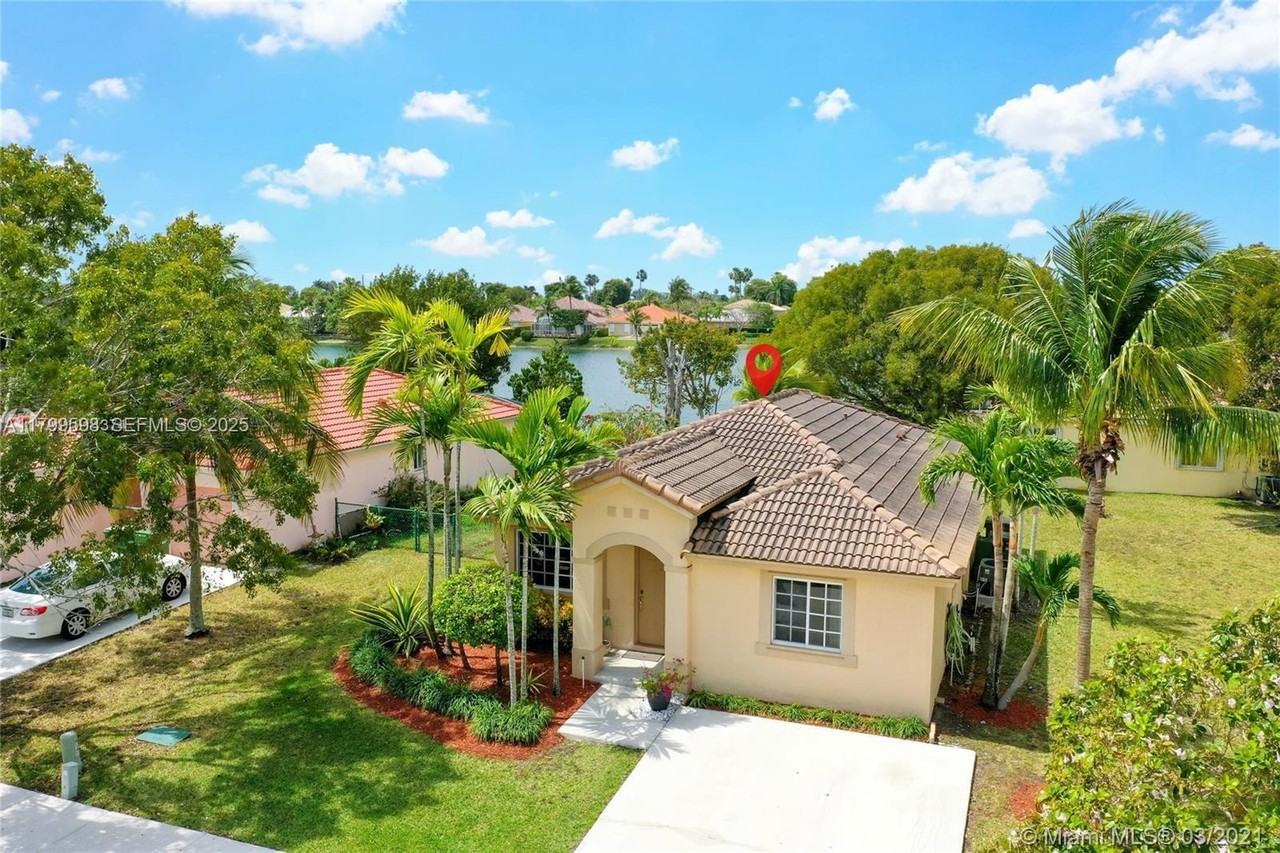 450 Southeast 30th Drive - Photo 3 of 15