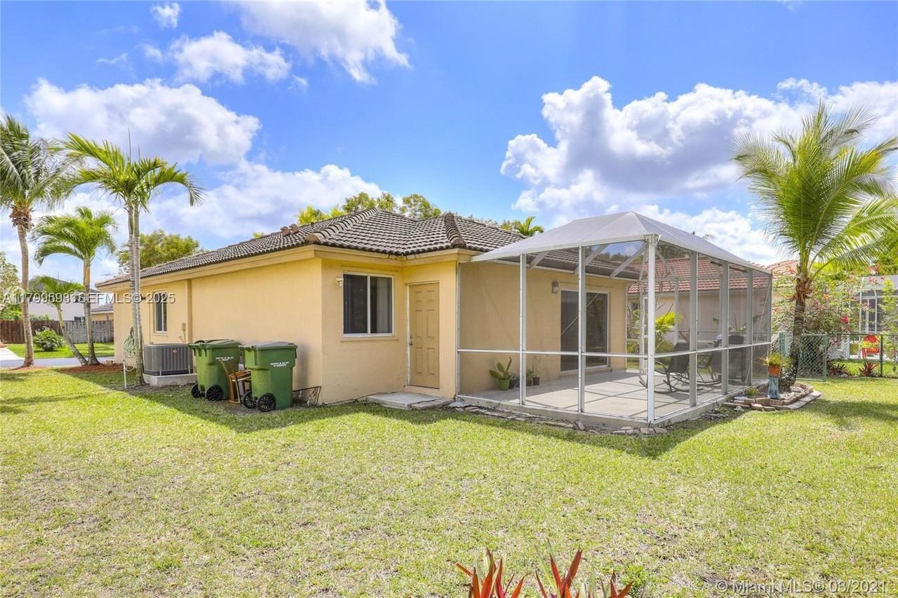 450 Southeast 30th Drive - Photo 4 of 15