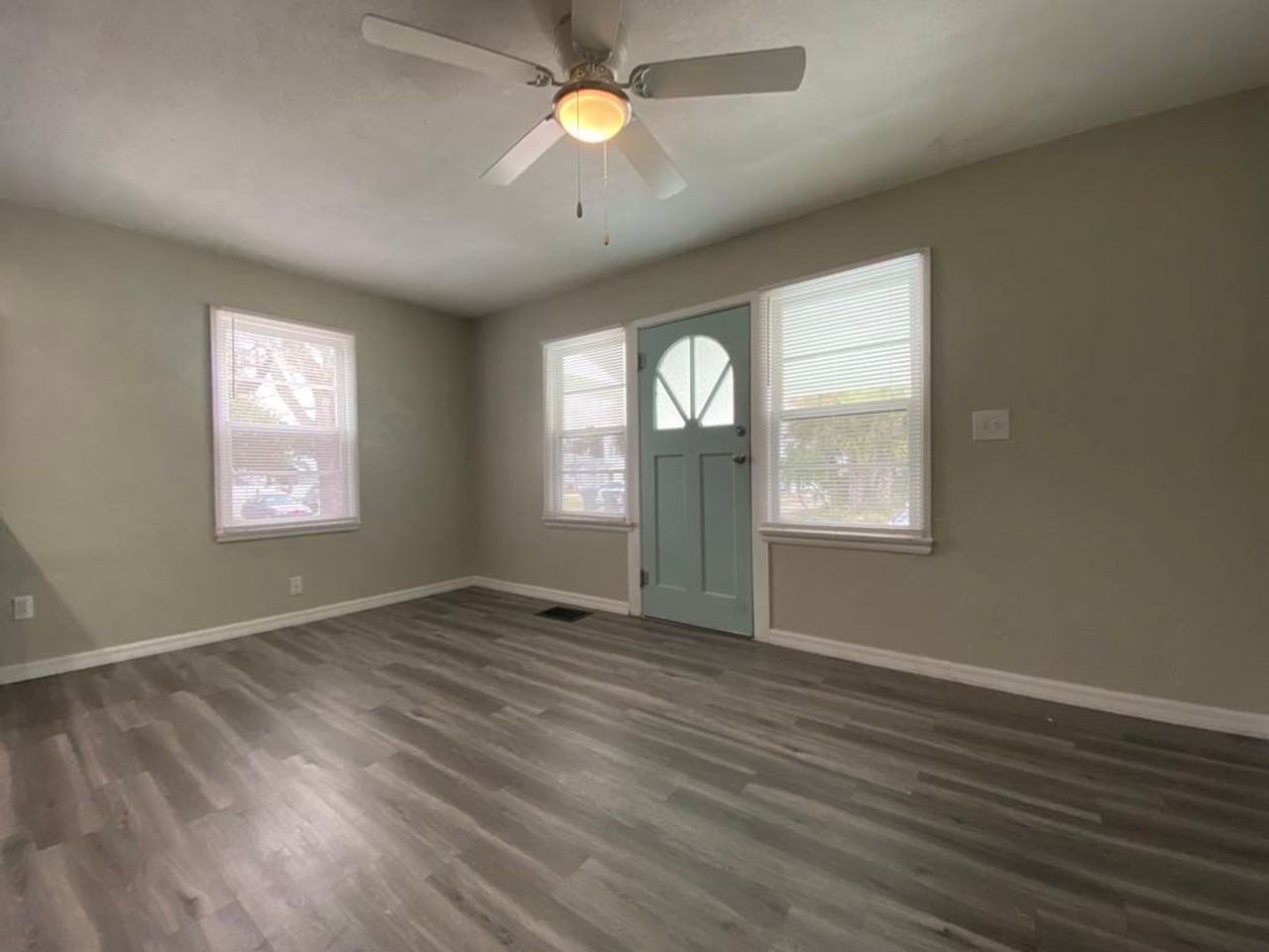 215 N Oleander Ave - Photo 3 of 16