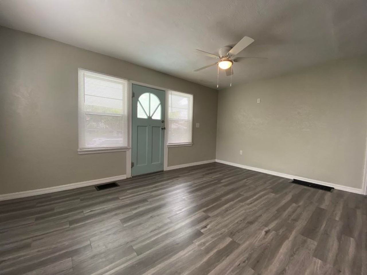 215 N Oleander Ave - Photo 4 of 16