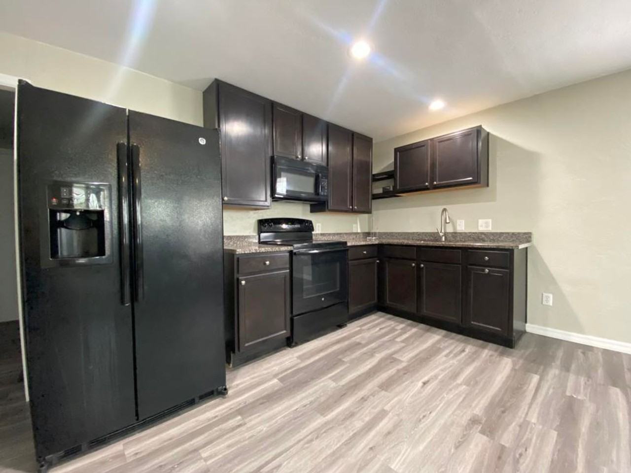 215 N Oleander Ave - Photo 5 of 16