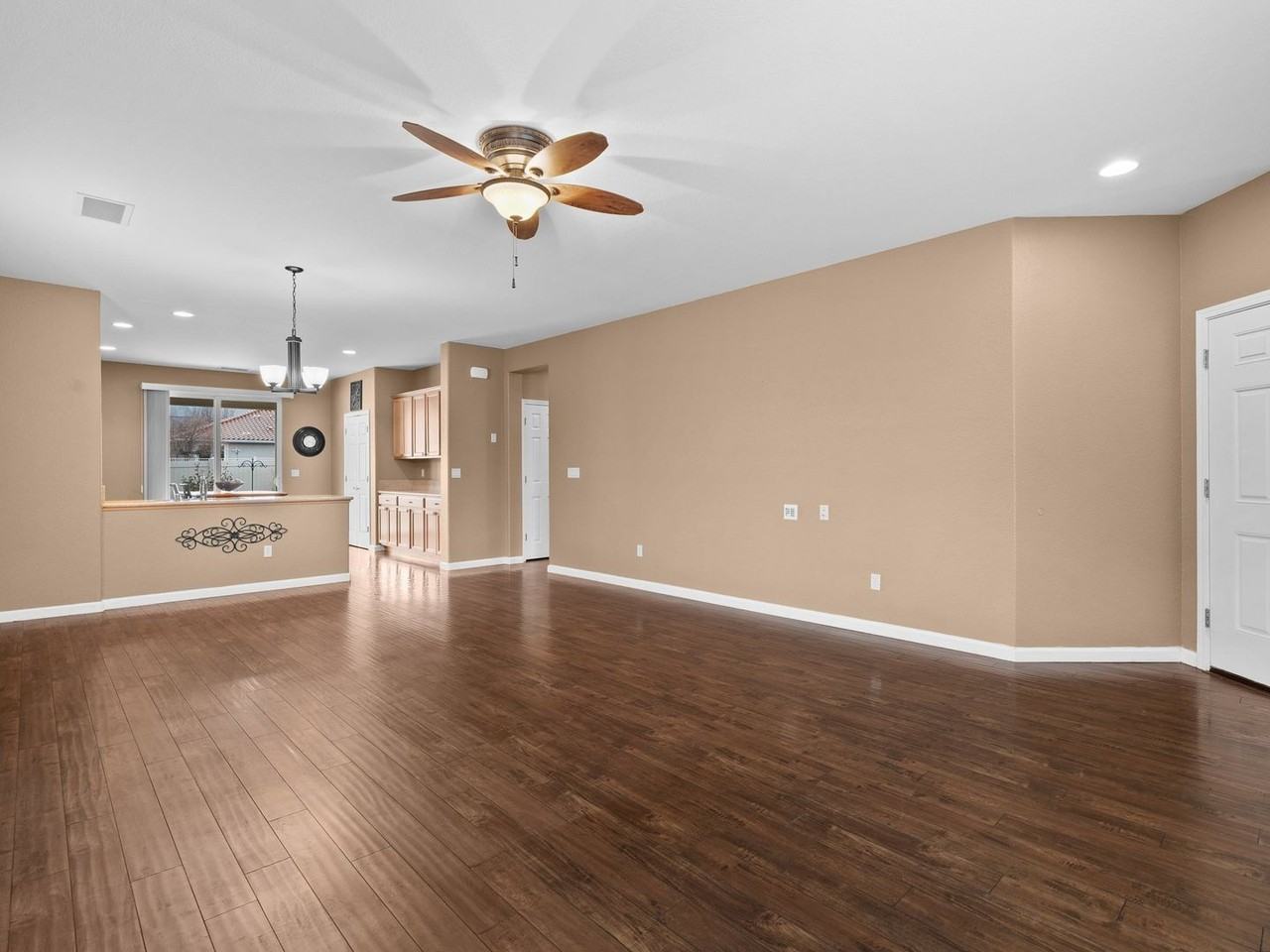 11060 Colton Dr - Photo 6 of 46