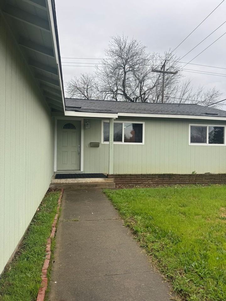 2253 Zinfandel Dr - Photo 2 of 10