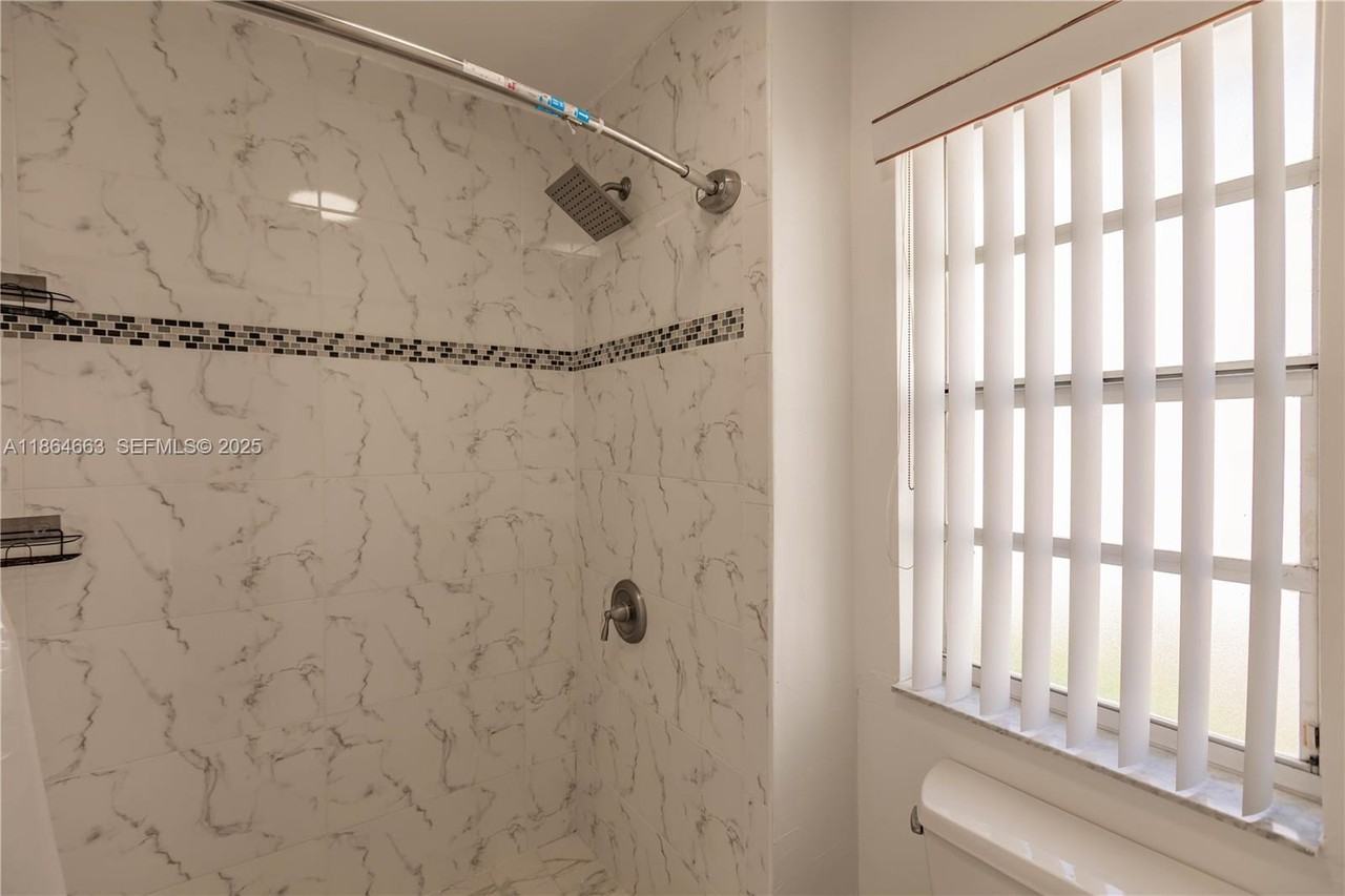 2235 Southeast 6th Court - Photo 6 of 33