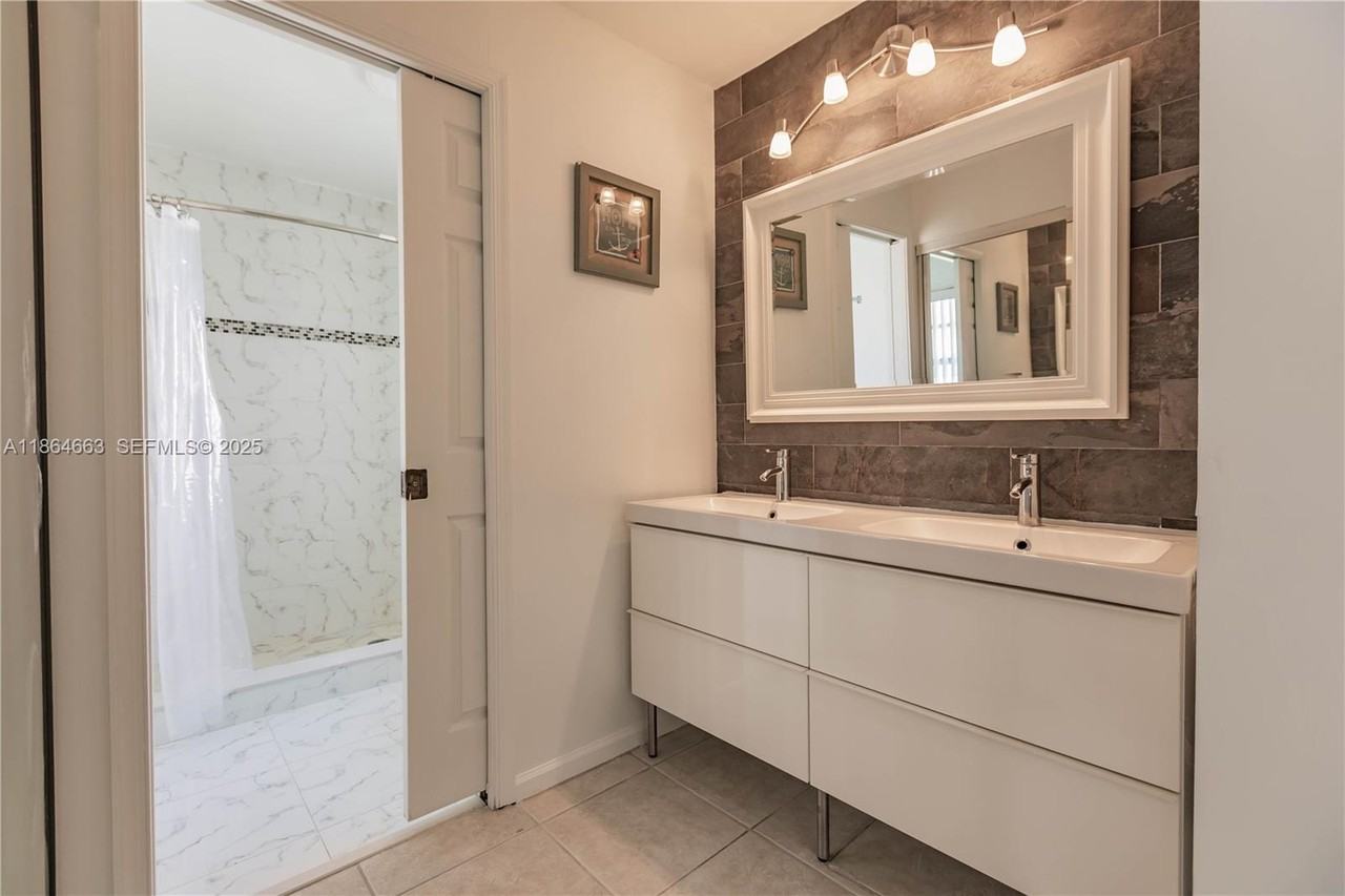 2235 Southeast 6th Court - Photo 7 of 33