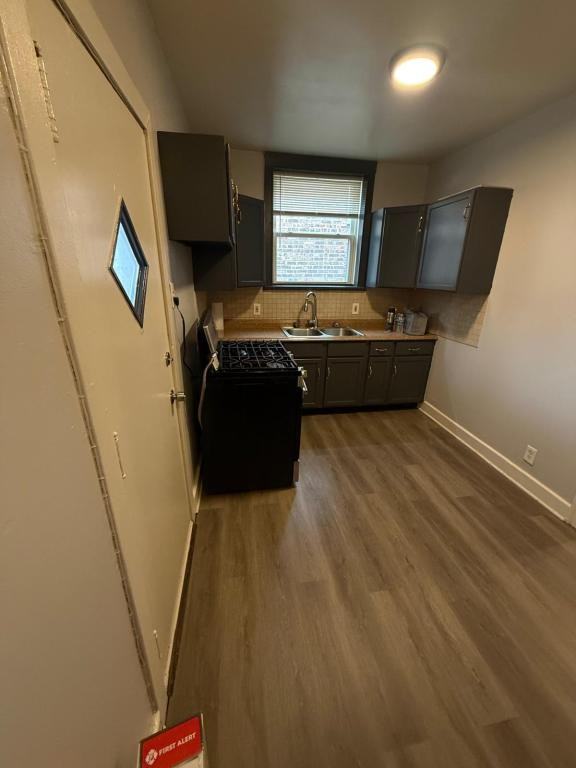 7946 S Essex Ave - Photo 7 of 9