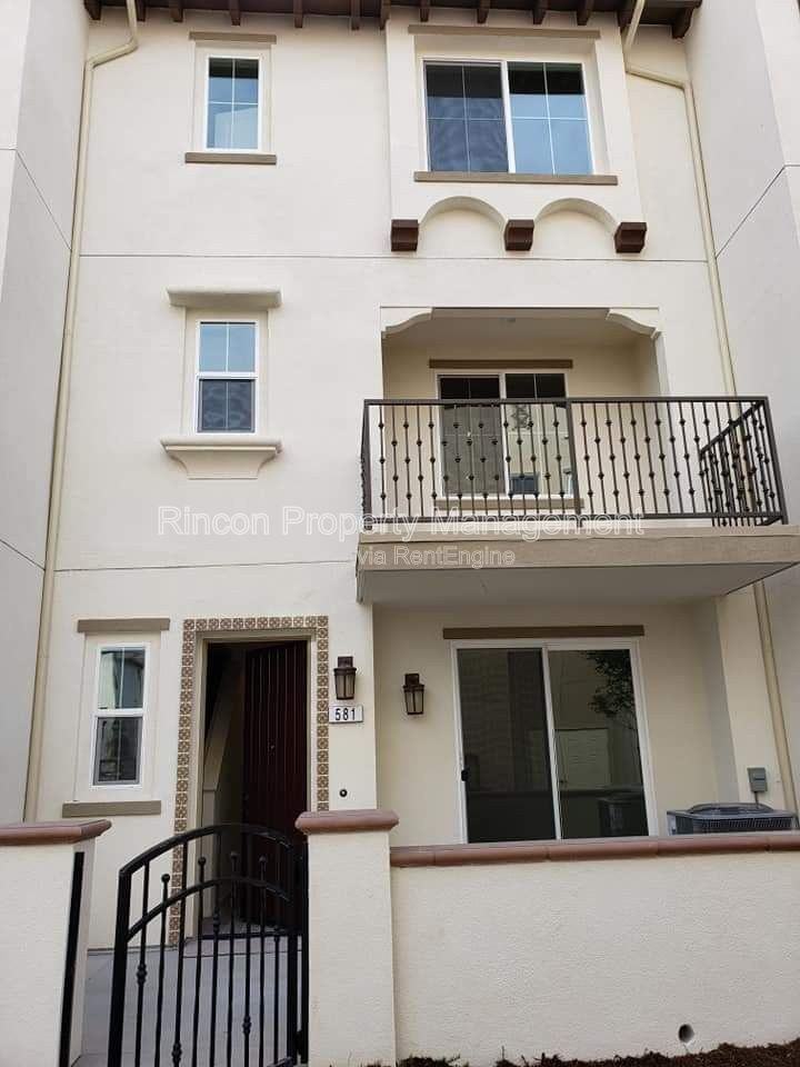 581 Pioneer St - Photo 2 of 32