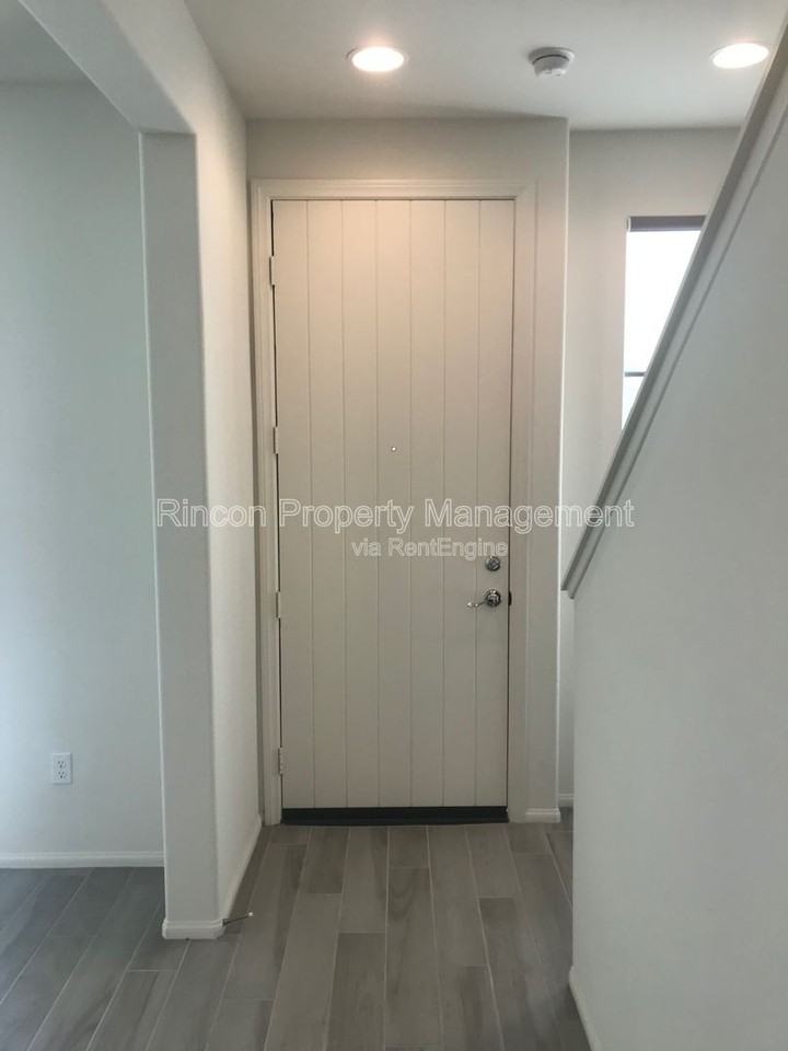 581 Pioneer St - Photo 4 of 32