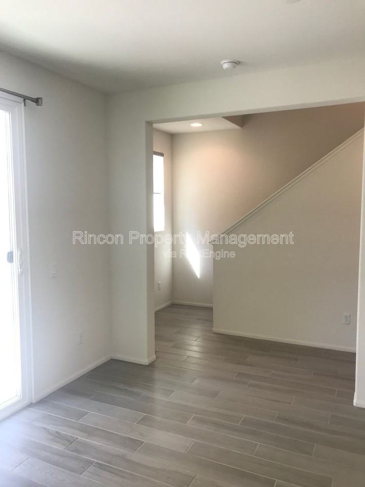 581 Pioneer St - Photo 5 of 32