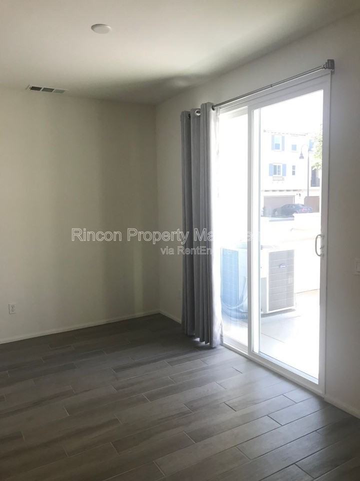 581 Pioneer St - Photo 6 of 32