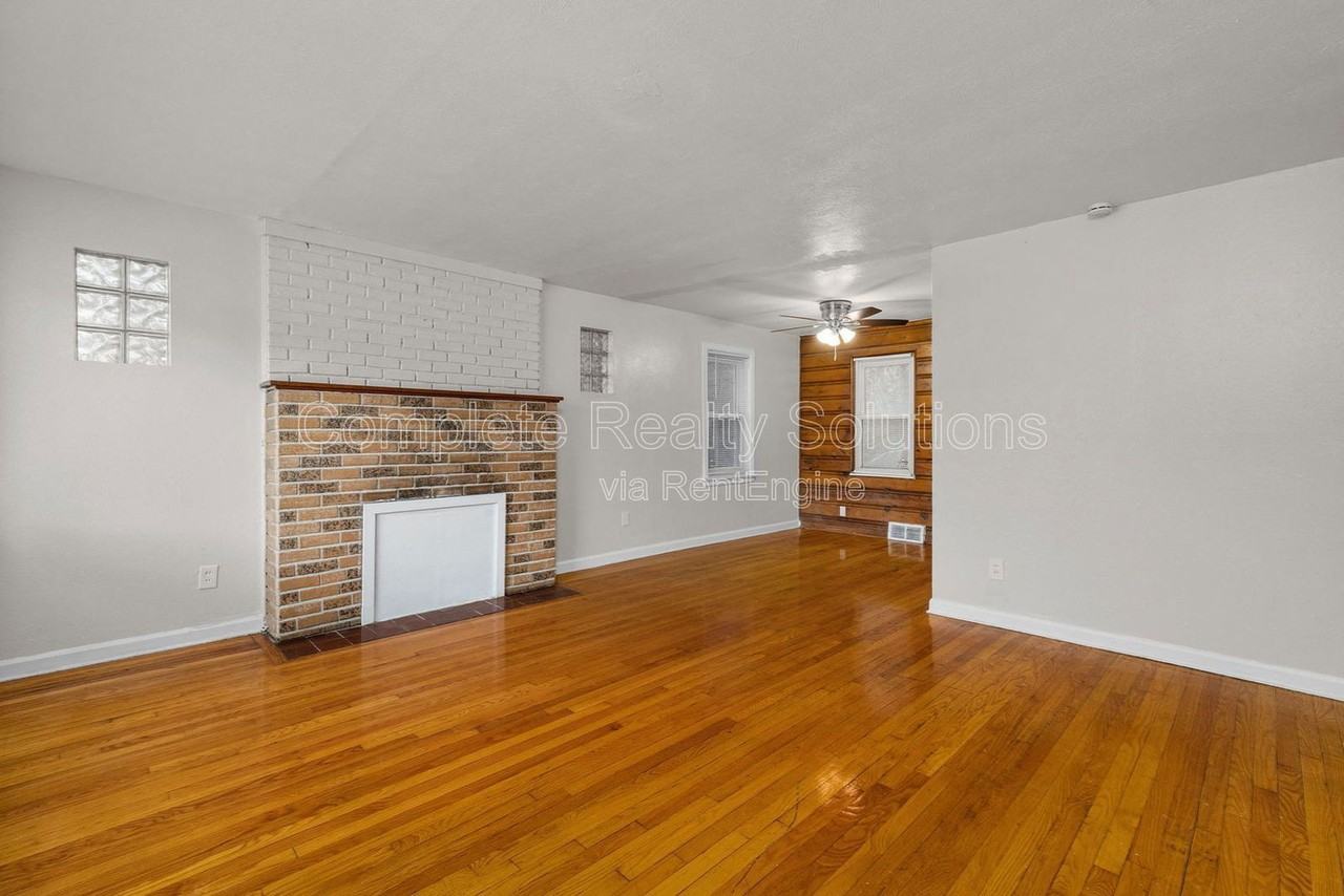 375 Adrian Dr - Photo 4 of 37