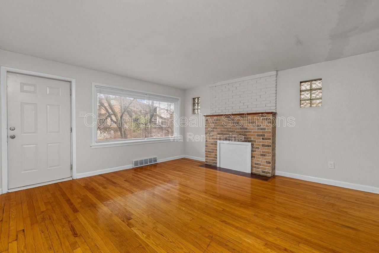 375 Adrian Dr - Photo 5 of 37