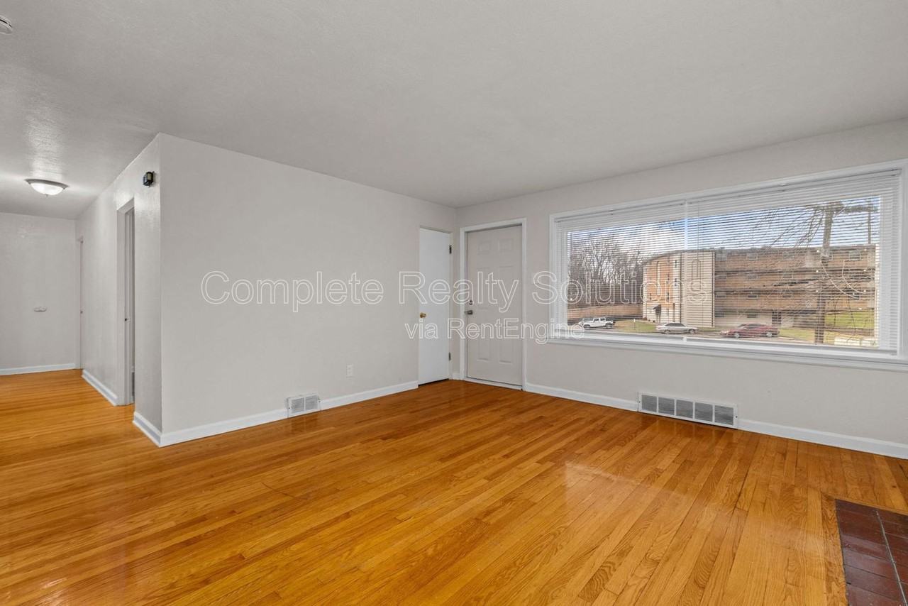 375 Adrian Dr - Photo 6 of 37