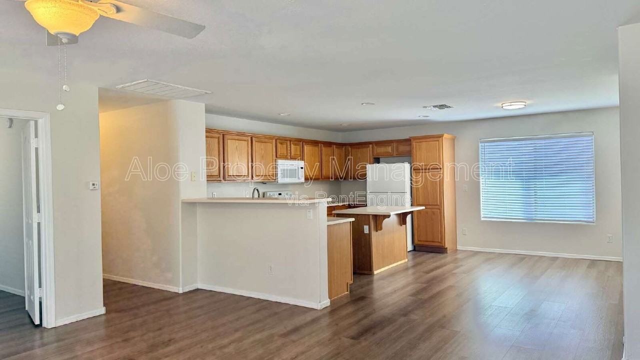 42291 W Desert Fairways Dr - Photo 3 of 18