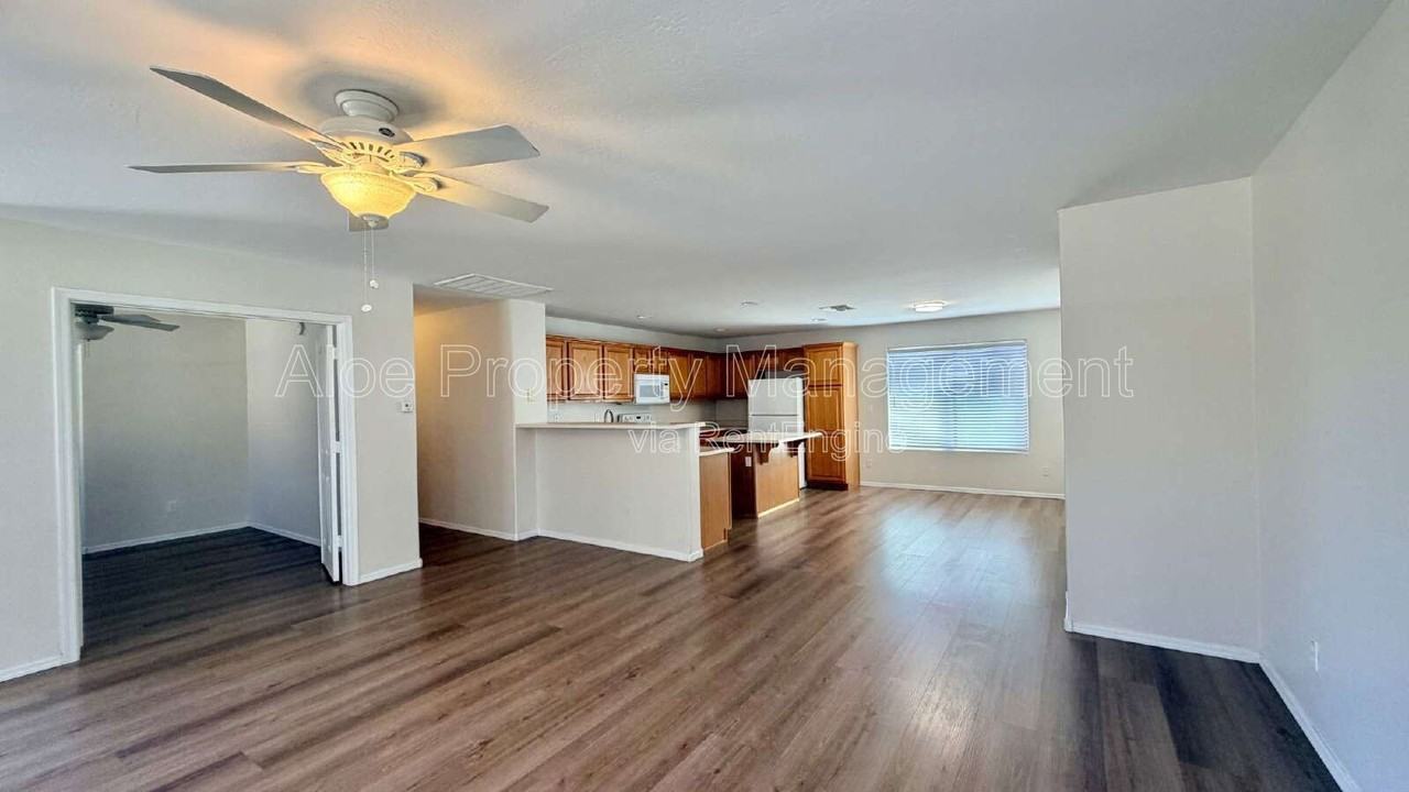 42291 W Desert Fairways Dr - Photo 4 of 18