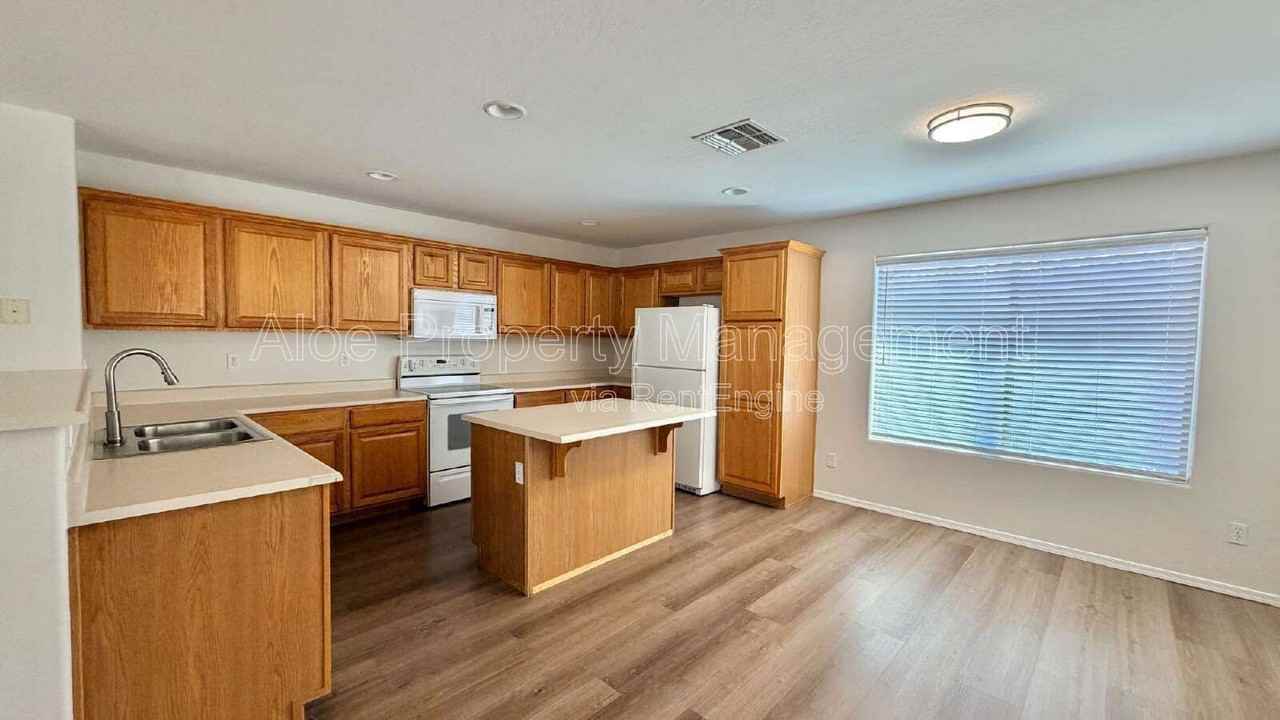 42291 W Desert Fairways Dr - Photo 5 of 18