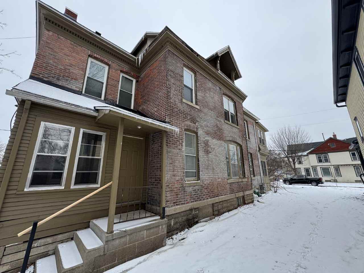 405 Queen Ave N #1 - Photo 3 of 20