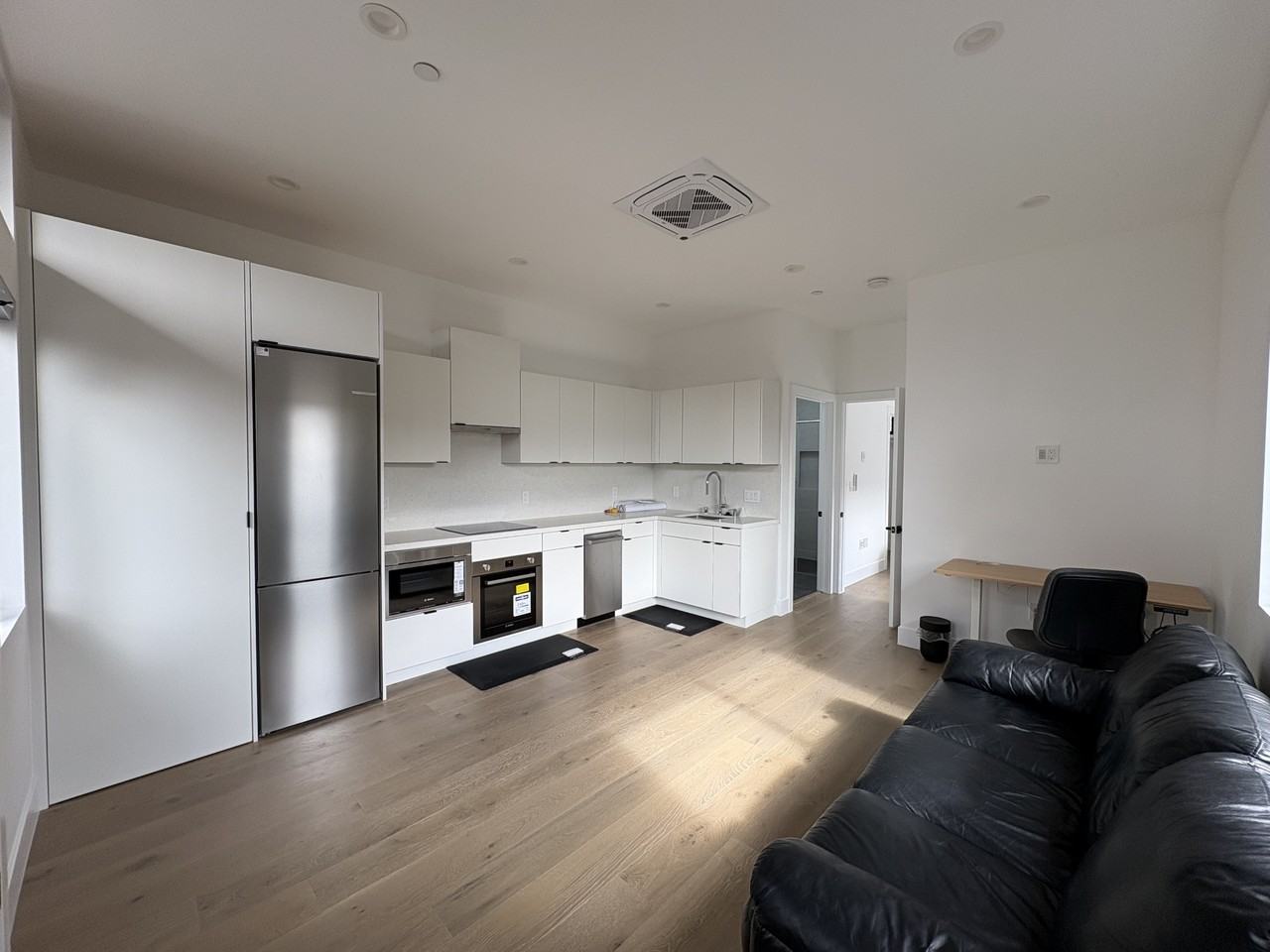 670 Jeffrey Ave #670B - Photo 2 of 6