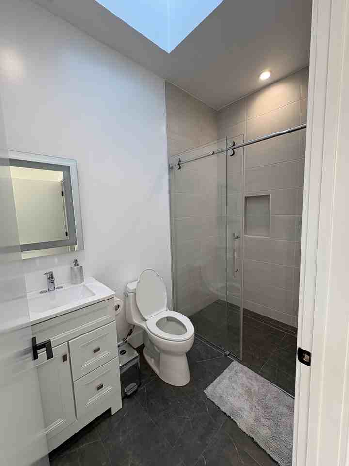 670 Jeffrey Ave #670B - Photo 3 of 6