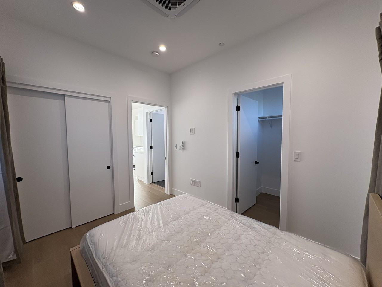 670 Jeffrey Ave #670B - Photo 5 of 6