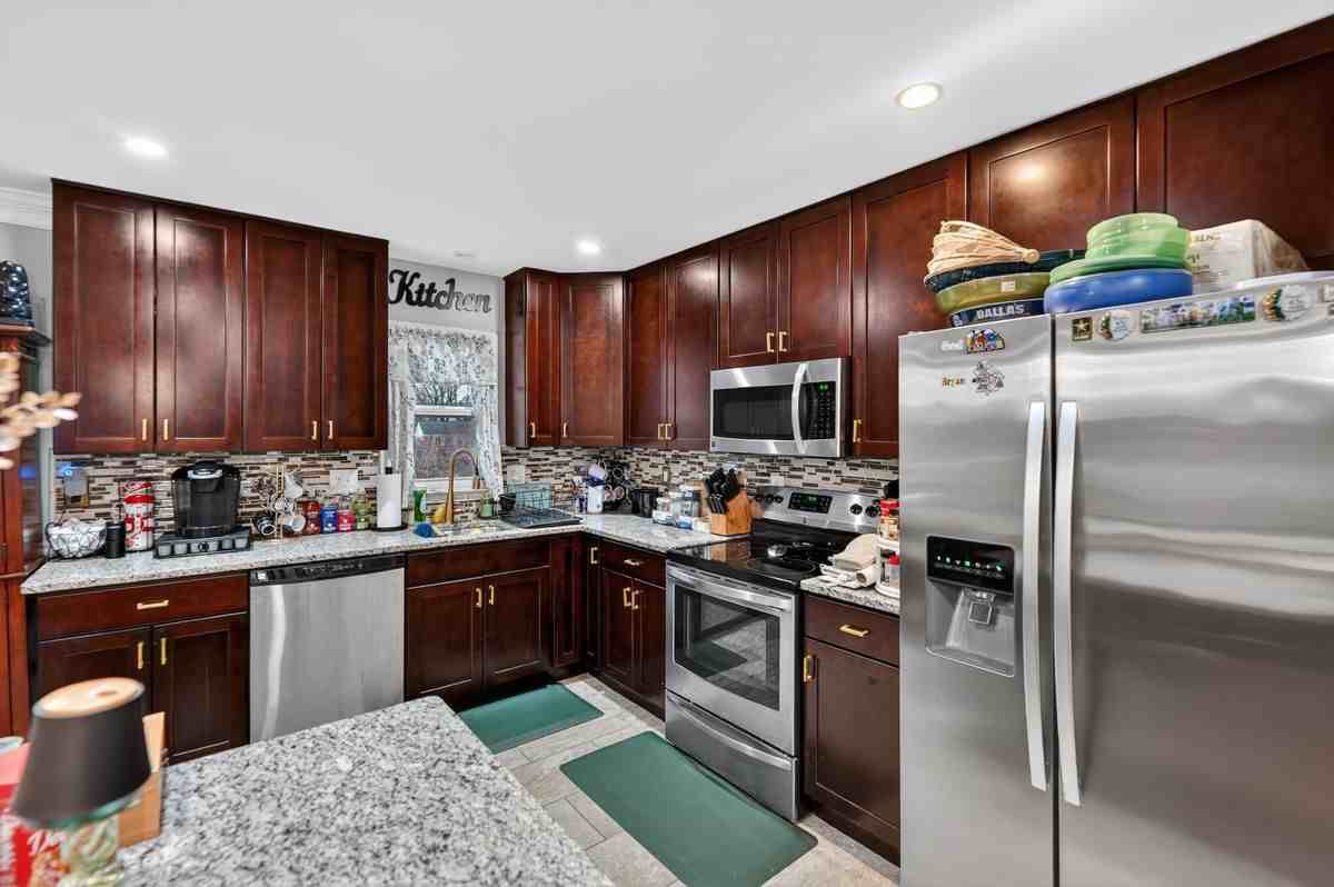 11207 Parkmont Dr - Photo 2 of 11