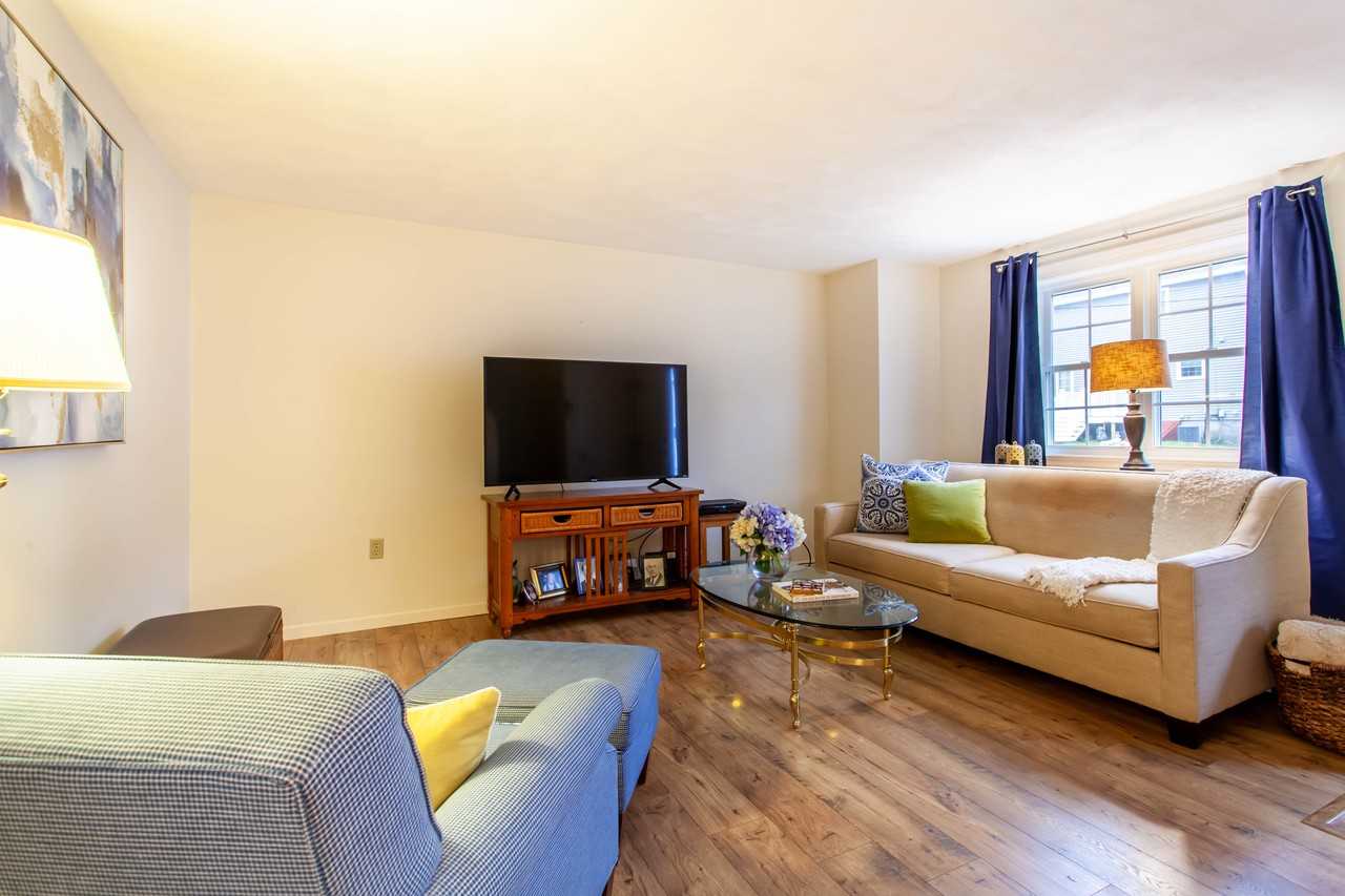 33 Lowell Rd - Photo 3 of 26