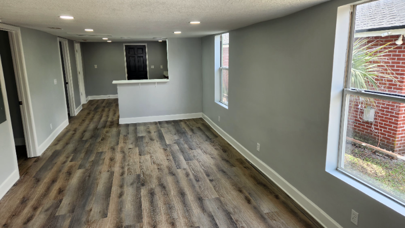 1246 Oakley St - Photo 2 of 11