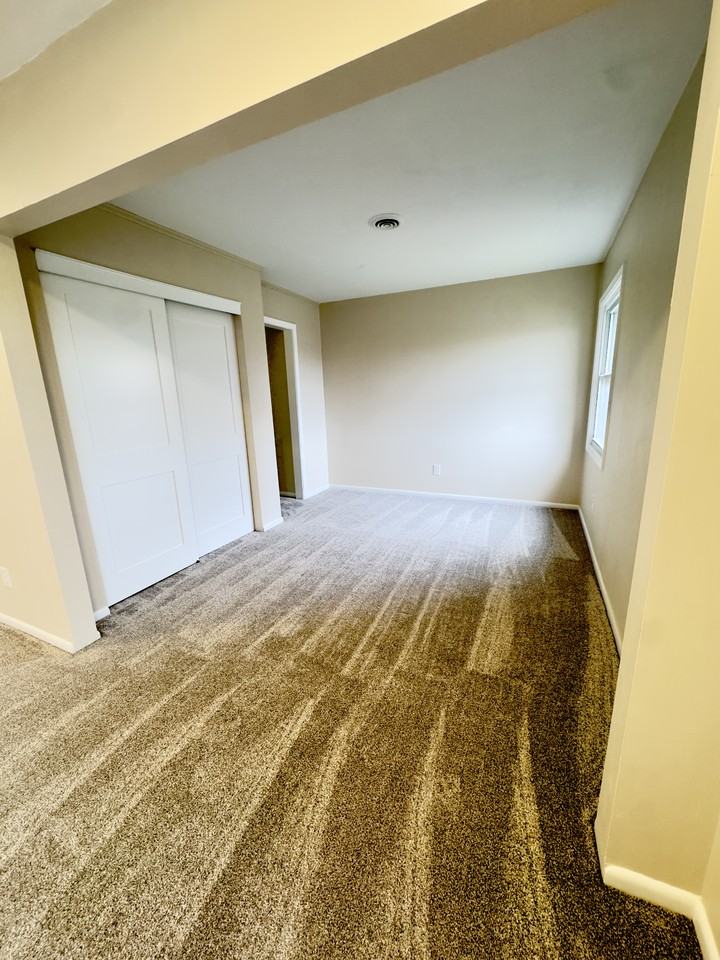 1309 Trade Sq W #9 - Photo 5 of 10