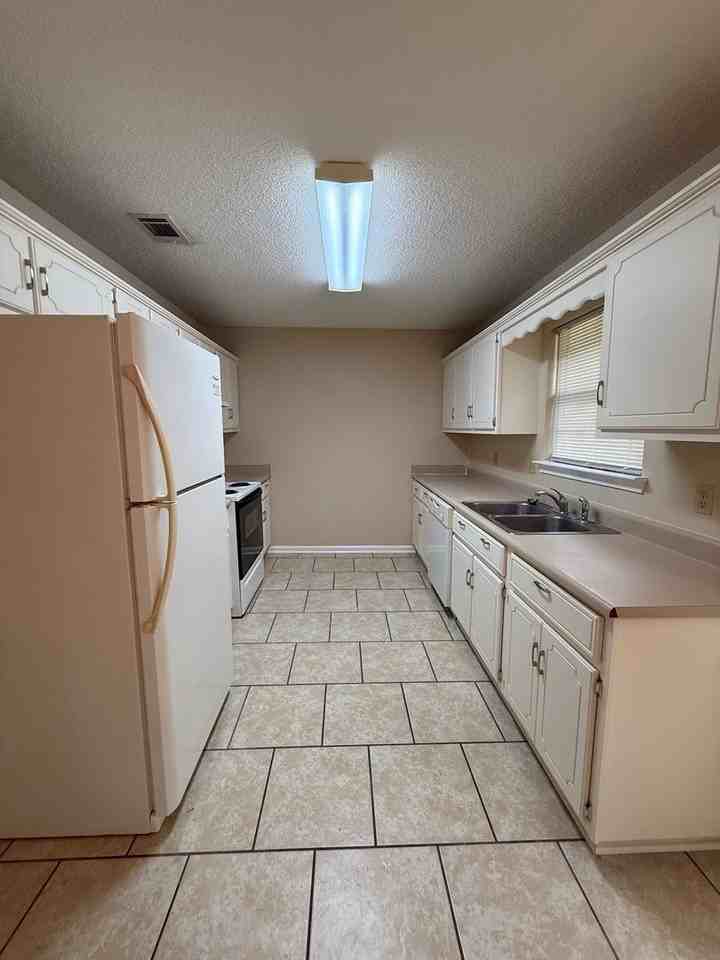 504 Woodbridge Rd - Photo 5 of 23