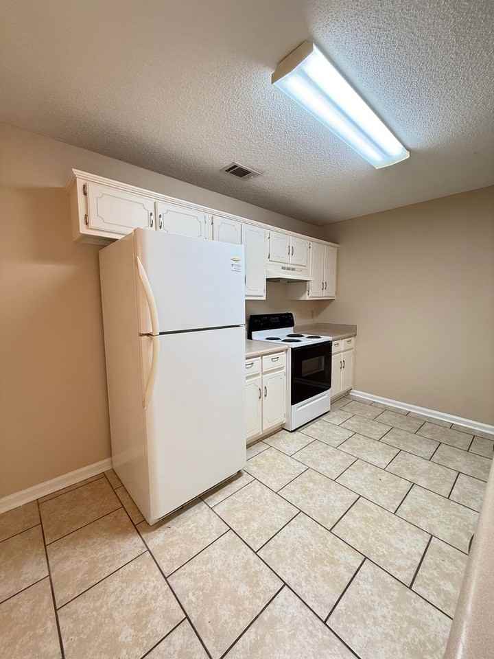 504 Woodbridge Rd - Photo 6 of 23