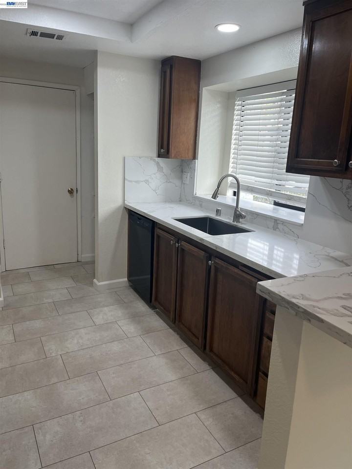 1501 Trawler St - Photo 3 of 11